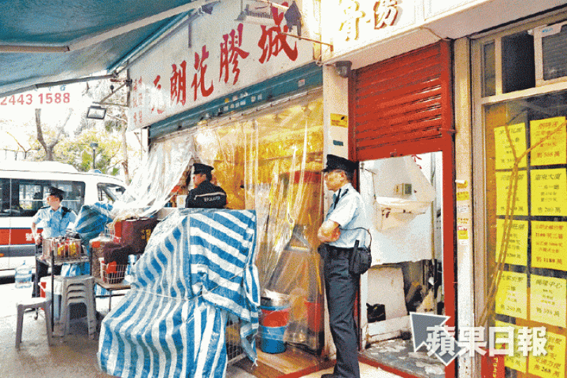 ■海味店鄰舖捲閘被撬,牆身有大洞(箭嘴示)。
■海味店鄰舖捲閘被撬,牆身有大洞(箭嘴示)。