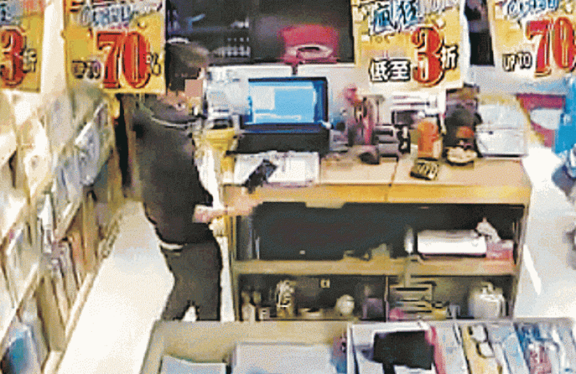 ■男子其後到葵盛東商場另一分店,趁女店員轉身找貨時偷手機。
■男子其後到葵盛東商場另一分店,趁女店員轉身找貨時偷手機。