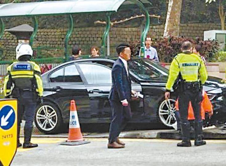 ■寶馬房車司機前日在場接受警察調查。互聯網
■寶馬房車司機前日在場接受警察調查。互聯網