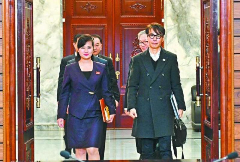 ■南韓作曲家兼歌手尹相(右)與北韓三池淵管弦樂團團長玄松月(左)領導會談。路透社
■南韓作曲家兼歌手尹相(右)與北韓三池淵管弦樂團團長玄松月(左)領導會談。路透社