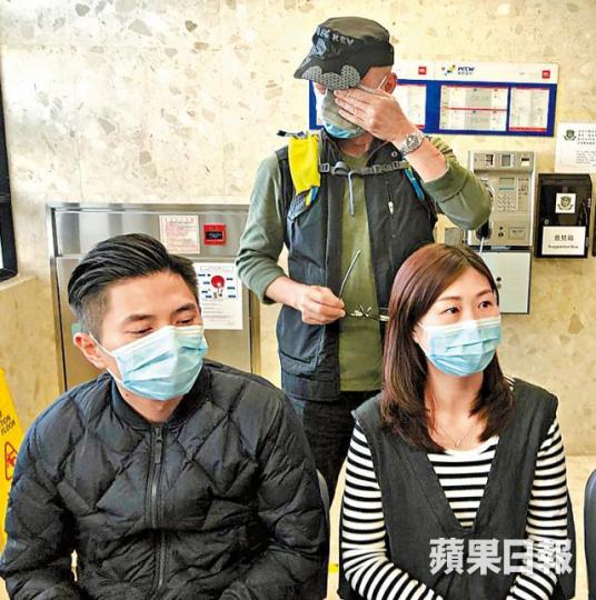 ■女傷者家人昨往探病,其父(後)一度除眼鏡拭淚。
■女傷者家人昨往探病,其父(後)一度除眼鏡拭淚。