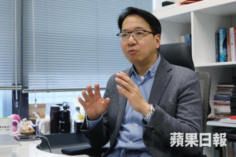 ■莫乃光促請私隱專員公署主動調查渣打員工擅自「摷機」的情況。
■莫乃光促請私隱專員公署主動調查渣打員工擅自「摷機」的情況。