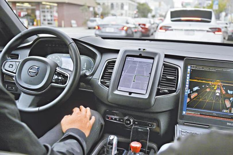 ■Uber自動駕駛車測試時有司機以備不時之需。美聯社
■Uber自動駕駛車測試時有司機以備不時之需。美聯社
