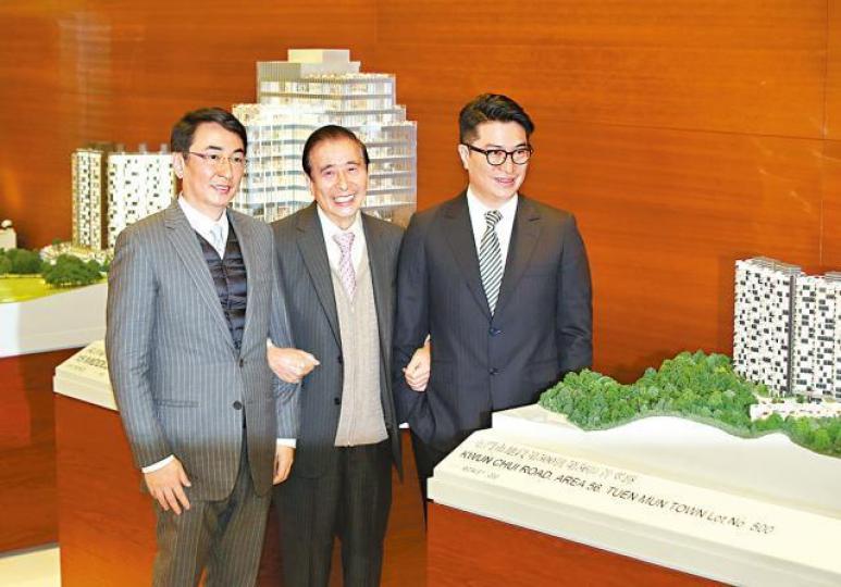 ■恒地派末期息1.23元,李兆基(中)將會獲得35.8億元股息。資料圖片
■恒地派末期息1.23元,李兆基(中)將會獲得35.8億元股息。資料圖片