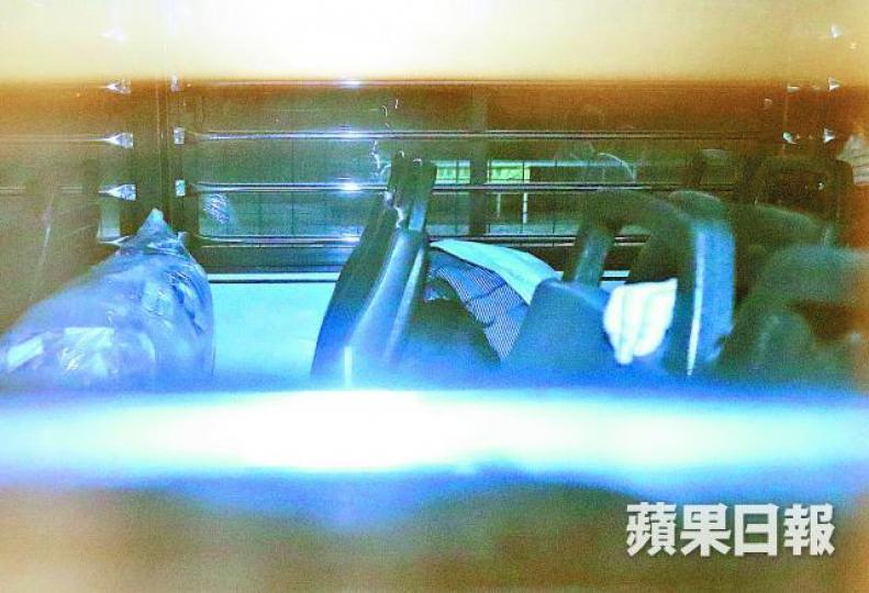 ■涉嫌謀殺外孫的被告簡桂芳由囚車押走。
■涉嫌謀殺外孫的被告簡桂芳由囚車押走。