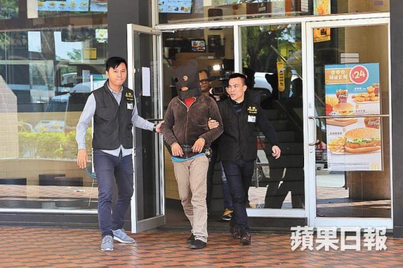 ■涉10年前天水圍麥當勞謀殺案的疑犯,昨被警員押返現場重組案情。
■涉10年前天水圍麥當勞謀殺案的疑犯,昨被警員押返現場重組案情。