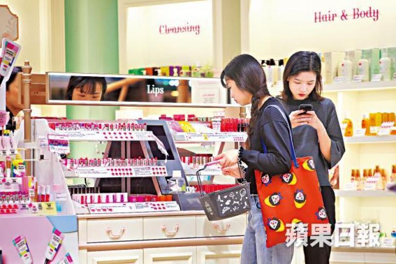■韓國化妝品價格相宜,分店遍佈全港。陳善南攝 ■韓國化妝品價格相宜,分店遍佈全港。陳善南攝