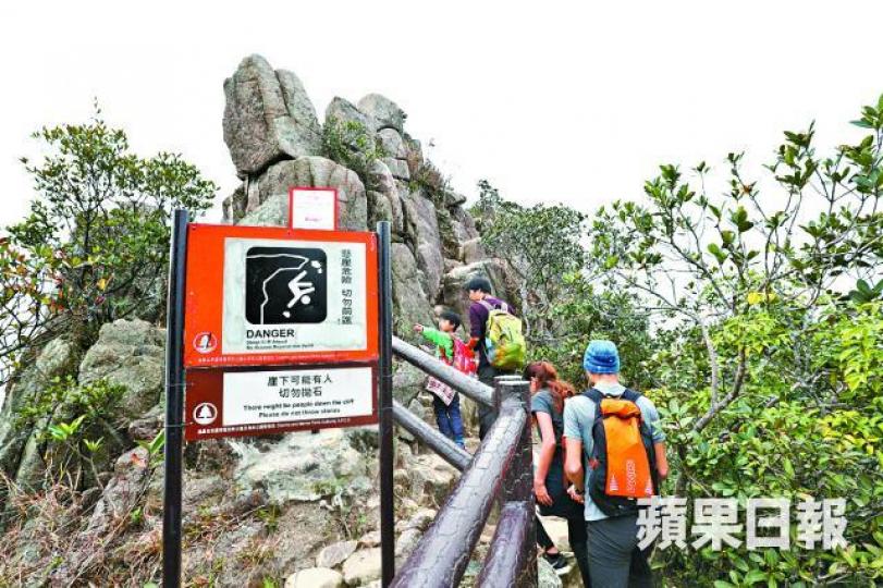 ■有市民帶着小童行獅子山,無視警告牌繼續登頂。
■有市民帶着小童行獅子山,無視警告牌繼續登頂。