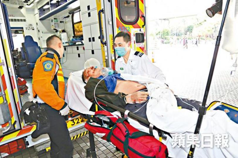 ■吳翁頭部受傷流血,經搶救後不治。馬耀文攝
■吳翁頭部受傷流血,經搶救後不治。馬耀文攝