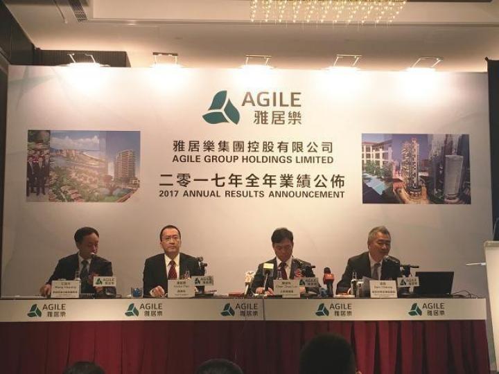 ■雅居樂主席陳卓林(右二)指集團今年銷售目標為1,100億人民幣。
■雅居樂主席陳卓林(右二)指集團今年銷售目標為1,100億人民幣。
