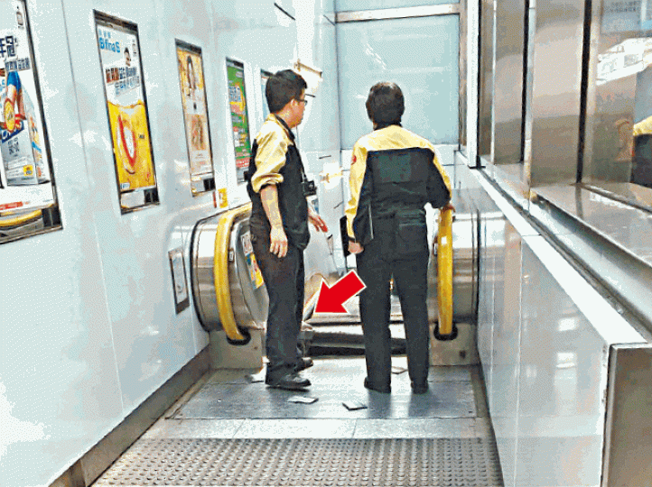■港鐵觀塘站昨有扶手梯因捲入頸巾(箭嘴示)損毀。
■港鐵觀塘站昨有扶手梯因捲入頸巾(箭嘴示)損毀。