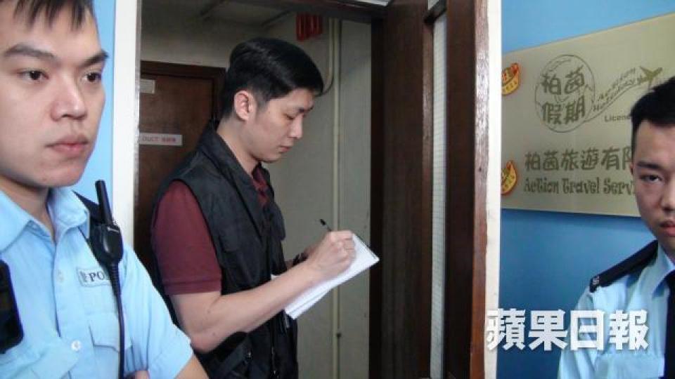 ■警員昨到柏茵旅遊調查。
■警員昨到柏茵旅遊調查。