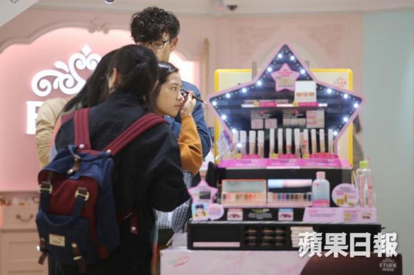 ■韓國化妝品成為內地人來港必購產品。陳善南攝
■韓國化妝品成為內地人來港必購產品。陳善南攝