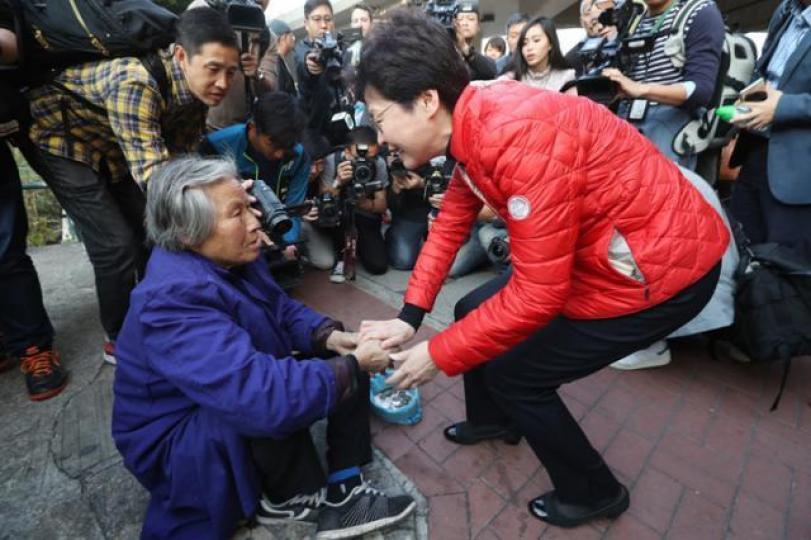 ■林鄭（右）繼隨手俾500蚊行乞婦人後，又一次觸發踩鋼線公關。資料圖片
