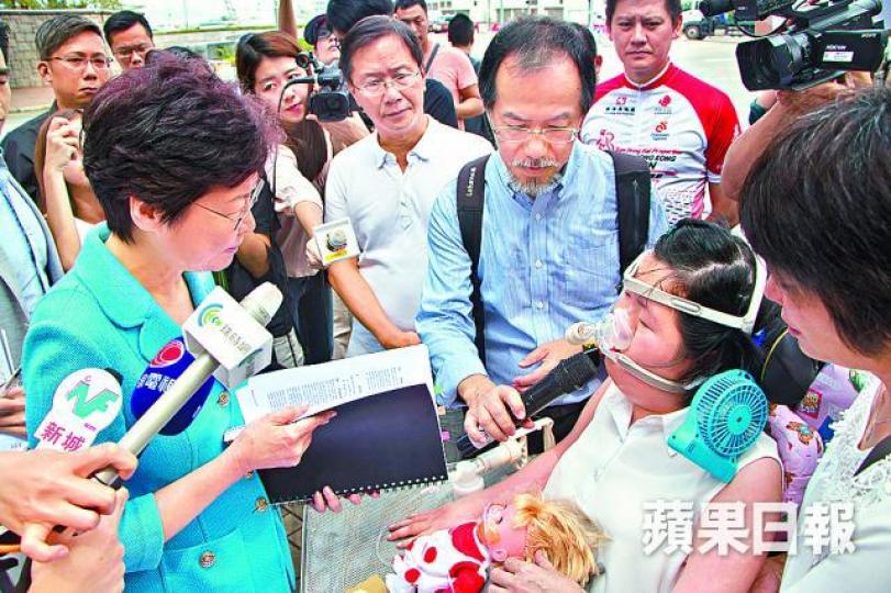 ■傳林鄭接收工黨張超雄與罕見病患者遞交請願信一事,引起建制派不滿。
■傳林鄭接收工黨張超雄與罕見病患者遞交請願信一事,引起建制派不滿。