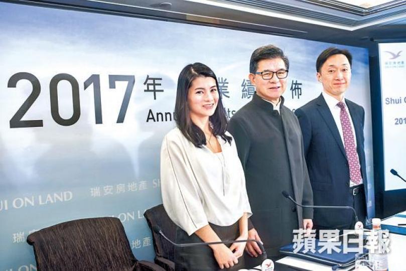 ■瑞房主席羅康瑞(中)指集團走輕資產路線不代表不投資;左為其女兒羅寶瑜。方家遠攝
■瑞房主席羅康瑞(中)指集團走輕資產路線不代表不投資;左為其女兒羅寶瑜。方家遠攝