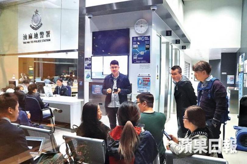 ■10多名受柏茵旅遊結業影響的受害人昨凌晨到油麻地警署集體報案。
■10多名受柏茵旅遊結業影響的受害人昨凌晨到油麻地警署集體報案。
