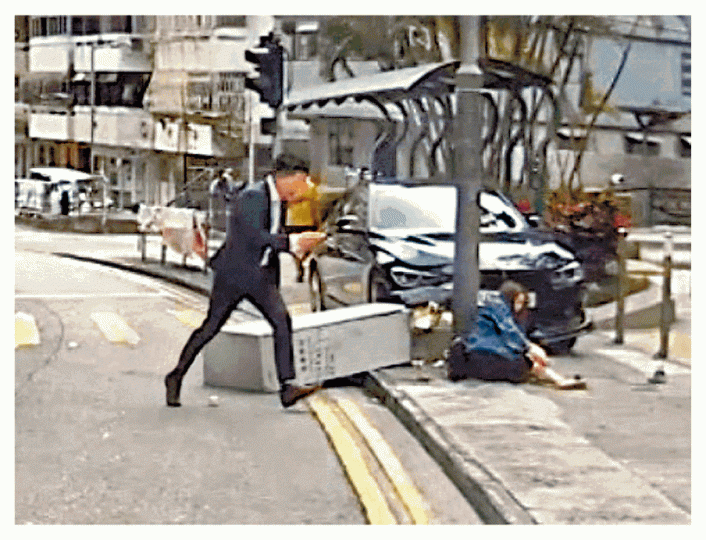 ■本周一穎楠抱着兩歲女兒遭鏟上行人路的私家車撞倒,穎楠當場斷腳。
■本周一穎楠抱着兩歲女兒遭鏟上行人路的私家車撞倒,穎楠當場斷腳。