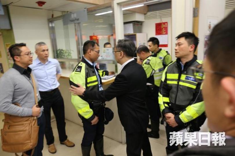 ■警務處長盧偉聰到醫院安慰同袍。
