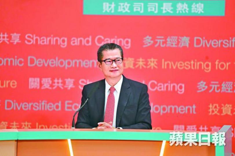 ■陳茂波為「補鑊拾遺」擬派錢,考慮向退稅較少的在職者發放津貼。
■陳茂波為「補鑊拾遺」擬派錢,考慮向退稅較少的在職者發放津貼。