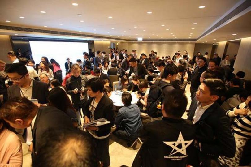 ■香港樓價雖高,但只要樓價跌一點點,蓄勢待發的用家就會衝上車。 資料圖片
■香港樓價雖高,但只要樓價跌一點點,蓄勢待發的用家就會衝上車。 資料圖片