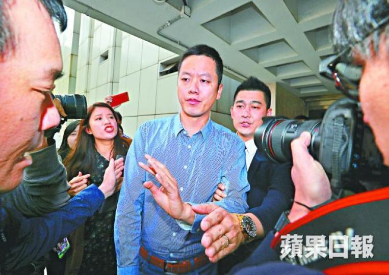 ■黃慶威當日開槍後曾擎槍指向群眾。
■黃慶威當日開槍後曾擎槍指向群眾。