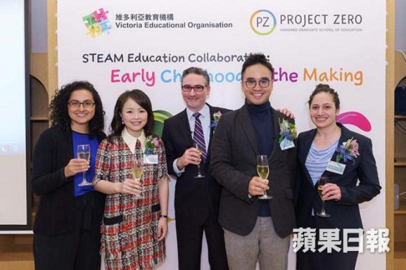 ■鄭志剛(右二)大力開拓教育產業,老婆余雅穎(左二)當然要幫吓手。
■鄭志剛(右二)大力開拓教育產業,老婆余雅穎(左二)當然要幫吓手。