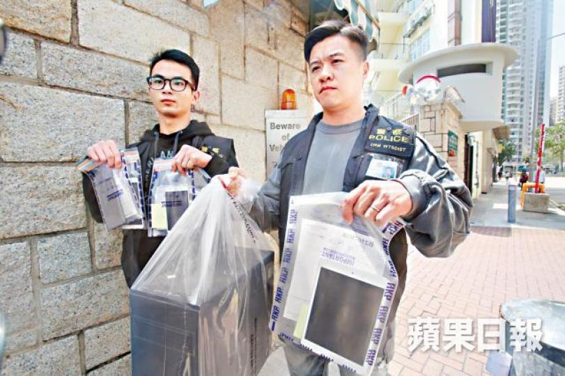 ■警方昨展示於疑犯住所內撿獲的手機、電腦及板腦。劉漢權攝
■警方昨展示於疑犯住所內撿獲的手機、電腦及板腦。劉漢權攝
