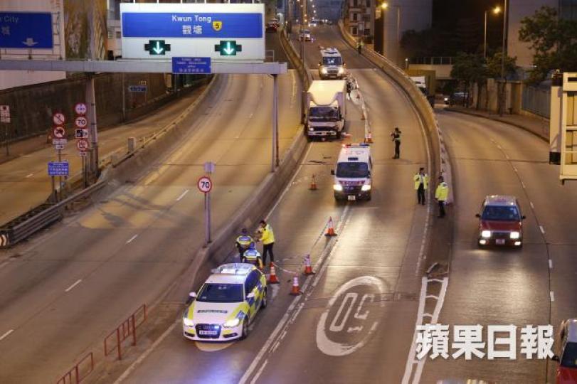 ■警員在意外現場調查。
■警員在意外現場調查。