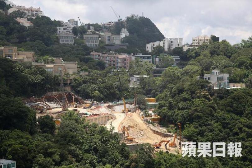 ■山頂道75號前何東花園地盤,項目早前獲批建兩座物業,其中一座3層高(在1層地庫之上)獲批動工,涉及14伙單位。資料圖片
■山頂道75號前何東花園地盤,項目早前獲批建兩座物業,其中一座3層高(在1層地庫之上)獲批動工,涉及14伙單位。資料圖片
