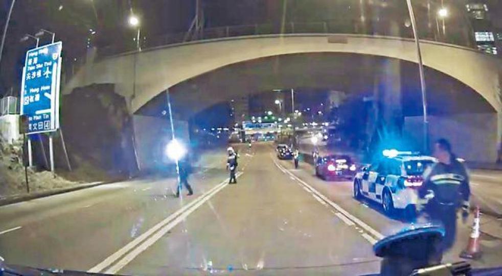 ■有車cam拍攝到交通警出事前手持電筒指揮交通。互聯網
■有車cam拍攝到交通警出事前手持電筒指揮交通。互聯網