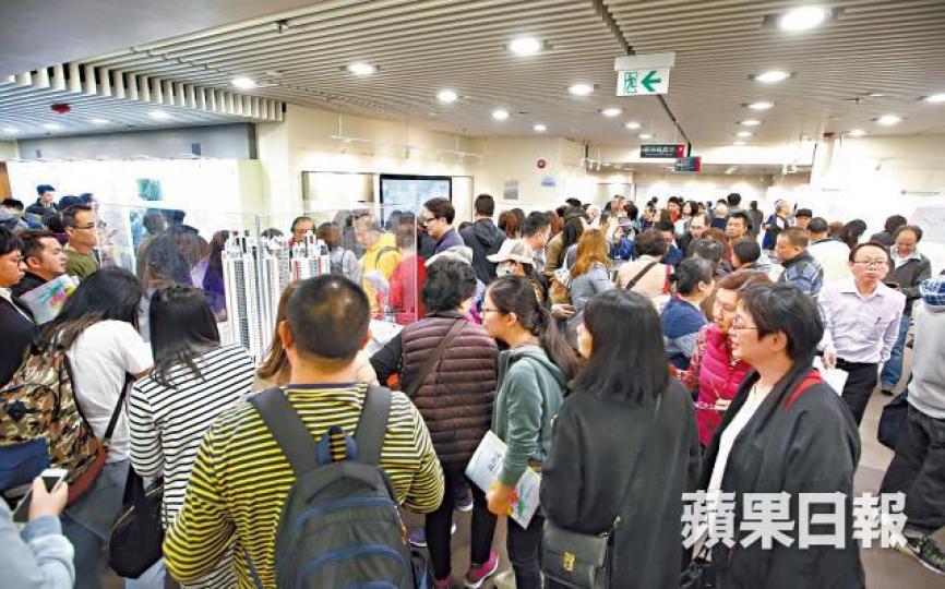 ■樂富客務中心昨有逾6,800人次到訪,場面墟冚。
■樂富客務中心昨有逾6,800人次到訪,場面墟冚。