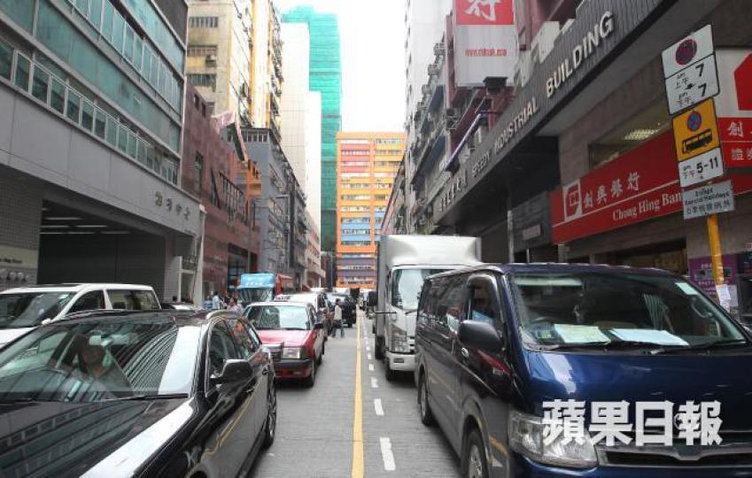 ■觀塘巧明街附近路段的燈柱下月將加裝攝影機,拍攝上落客貨區情況。資料圖片
■觀塘巧明街附近路段的燈柱下月將加裝攝影機,拍攝上落客貨區情況。資料圖片