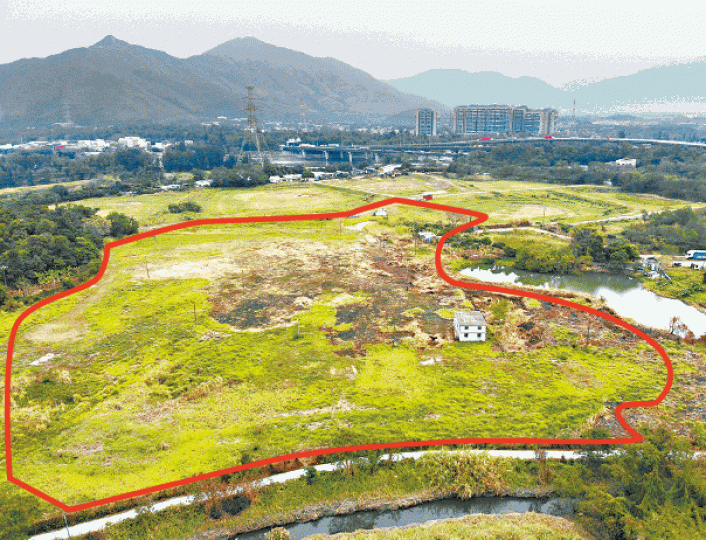 ■新地蠔洲路以北地皮(紅框內)獲批建住宅項目,本報記者日前發現該地有燒焦痕迹。譚德潤攝
■新地蠔洲路以北地皮(紅框內)獲批建住宅項目,本報記者日前發現該地有燒焦痕迹。譚德潤攝