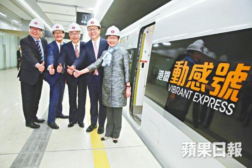■林鄭月娥乘「動感號」由石崗到西九站出席高鐵香港段項目主要工程竣工典禮。
■林鄭月娥乘「動感號」由石崗到西九站出席高鐵香港段項目主要工程竣工典禮。