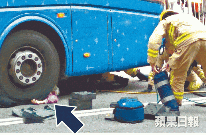 ■捱撞老婦被捲車底(箭嘴示),消防員到場將她救出,惟送院不治。
■捱撞老婦被捲車底(箭嘴示),消防員到場將她救出,惟送院不治。