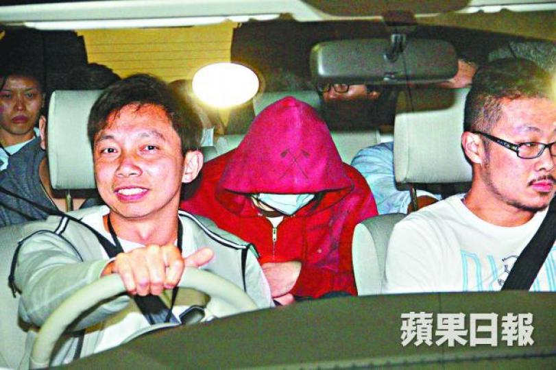 ■姓黃董事(紅衫者)昨被海關帶走。溫文學攝
■姓黃董事(紅衫者)昨被海關帶走。溫文學攝