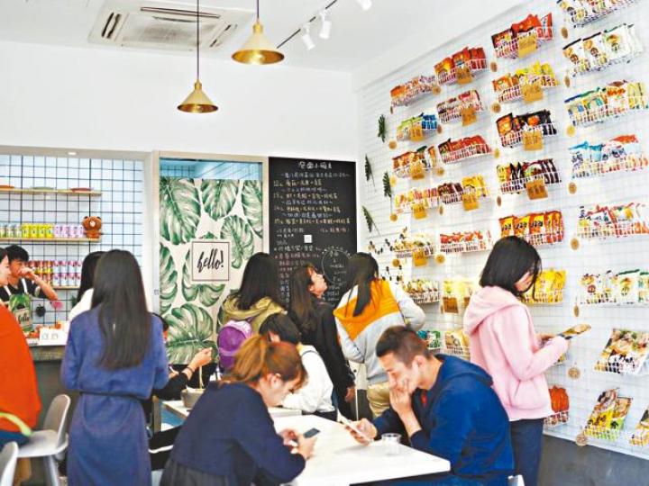 ■即食麵主題餐廳成打卡熱點,客人在店內揀選即食麵。■即食麵賣相吸引。 ■即食麵主題餐廳成打卡熱點,客人在店內揀選即食麵。■即食麵賣相吸引。