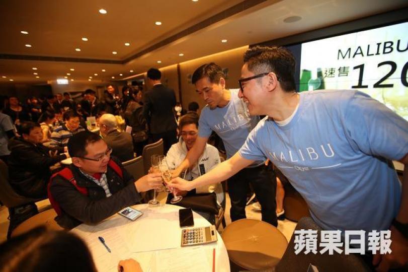 ■Malibu昨再推321伙,會德豐高層與買家開香檳慶祝。 ■Malibu昨再推321伙,會德豐高層與買家開香檳慶祝。