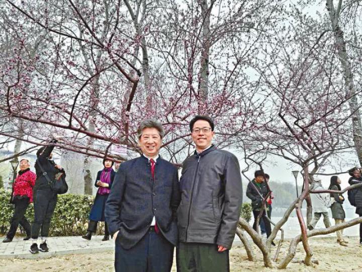 ■湯家驊(左)與張曉明在櫻花樹下合照。湯家驊提供圖片
■湯家驊(左)與張曉明在櫻花樹下合照。湯家驊提供圖片