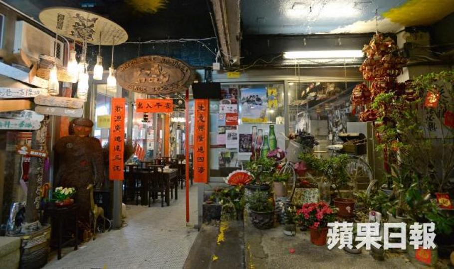 ■老麵家盛記近年更發展成另類社區會堂,會免費派麵、又與髮廊合辦義剪及定期邀知名人士主持講座,配以室內土炮裝置藝術,儼如貼地版文化沙龍。 ■老麵家盛記近年更發展成另類社區會堂,會免費派麵、又與髮廊合辦義剪及定期邀知名人士主持講座,配以室內土炮裝置藝術,儼如貼地版文化沙龍。
