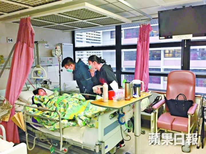 ■傷者手術後顯得精神不俗,數名親友昨到醫院探望。 ■傷者手術後顯得精神不俗,數名親友昨到醫院探望。