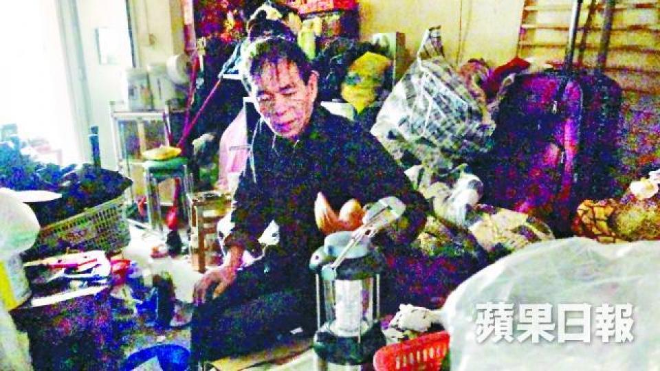 ■袁伯前日被捕,友人因知他出事故到其住所幫忙。簡明恩攝袁伯 ■袁伯前日被捕,友人因知他出事故到其住所幫忙。簡明恩攝袁伯