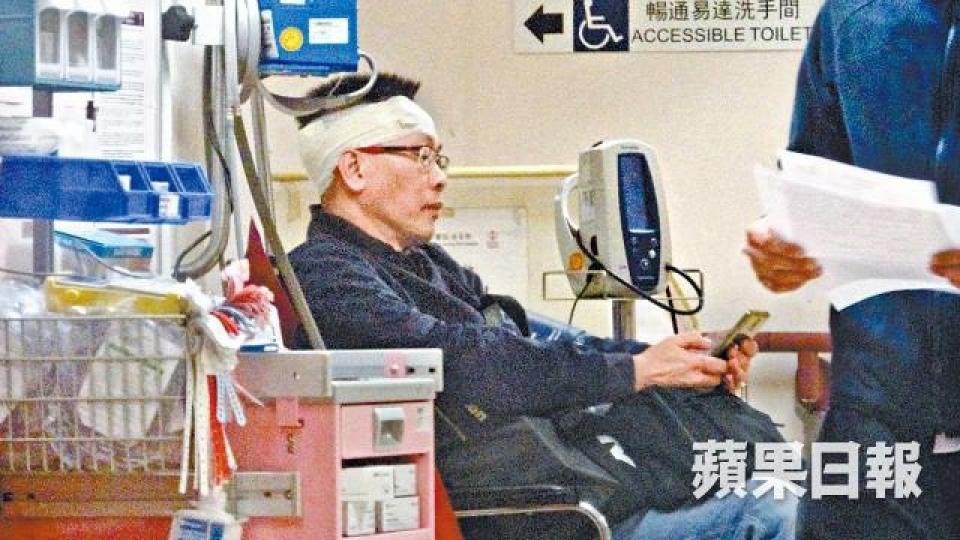 ■相機店東主前晚遇襲後送院治理,需頭縫3針。溫文學攝 ■相機店東主前晚遇襲後送院治理,需頭縫3針。溫文學攝