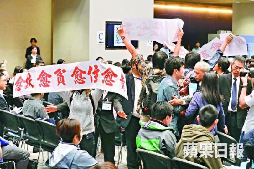 ■多個團體昨於林鄭致辭後,於場內高叫「越扶越貧」口號。李家皓攝 ■多個團體昨於林鄭致辭後,於場內高叫「越扶越貧」口號。李家皓攝