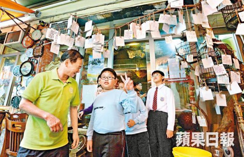 ■細B哥(左)指義賣盆菜,是受校長感動,希望能為學生出一分力。區民傑攝■沙崇今年以變奏版取西經故事得獎,將代表香港5月出戰美國。受訪者提供圖片■沙崇古箏班幸獲大細B哥借箏才能開辦。 ■細B哥(左)指義賣盆菜,是受校長感動,希望能為學生出一分力。區民傑攝■沙崇今年以變奏版取西經故事得獎,將代表香港5月出戰美國。受訪者提供圖片■沙崇古箏班幸獲大細B哥借箏才能開辦。