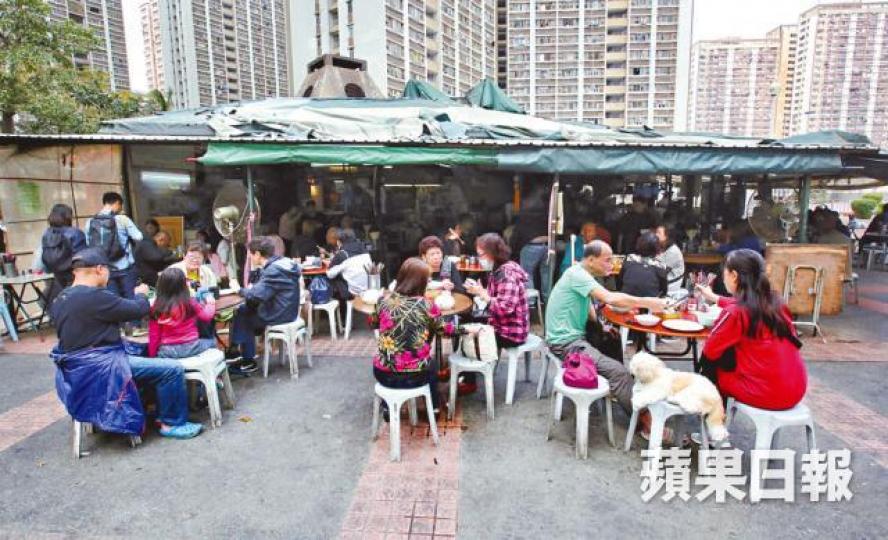 ■樂華南邨最後一個冬菇亭食肆泰興粉麵燒臘今日結業。黃耀興攝■賴小姐(左)特意帶住港島的高小姐到泰興飲茶。 ■樂華南邨最後一個冬菇亭食肆泰興粉麵燒臘今日結業。黃耀興攝■賴小姐(左)特意帶住港島的高小姐到泰興飲茶。