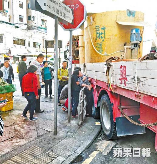 ■一名婦人前日被夾在欄杆與貨車之間,送院搶救不治。 ■一名婦人前日被夾在欄杆與貨車之間,送院搶救不治。