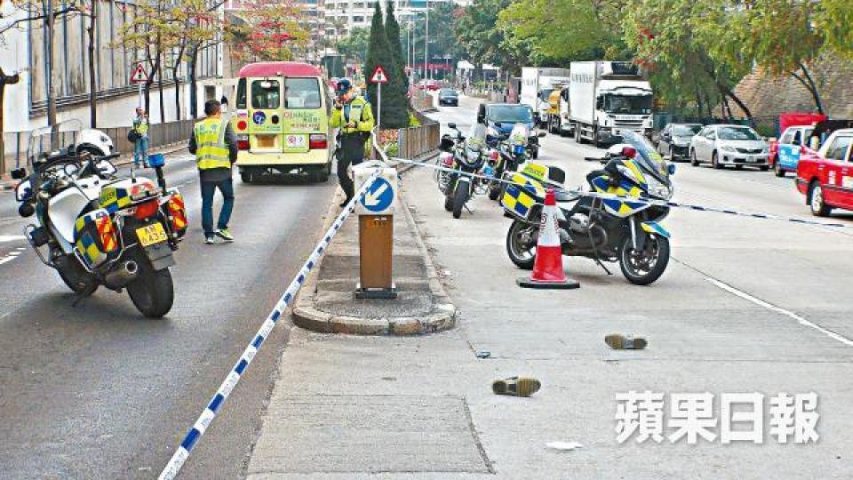 ■涉事紅van事後停在路邊,現場遺下婦人的一雙波鞋。文兆麟攝 ■涉事紅van事後停在路邊,現場遺下婦人的一雙波鞋。文兆麟攝