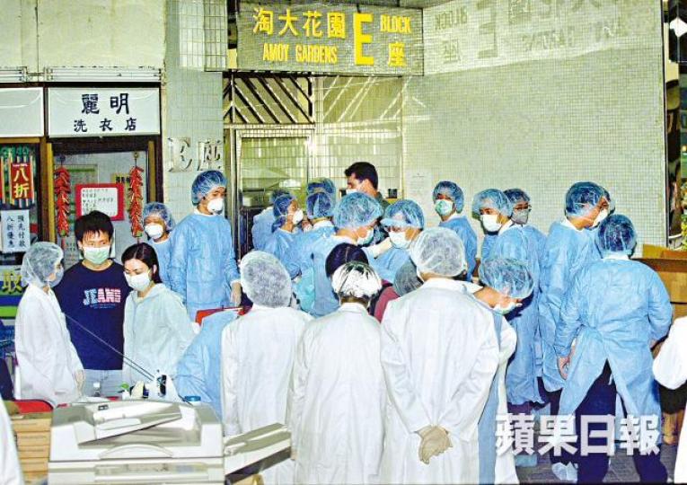 ■沙士期間,淘大花園E座住客被隔離,屋苑樓價大跌。■呂承健 ■沙士期間,淘大花園E座住客被隔離,屋苑樓價大跌。■呂承健
